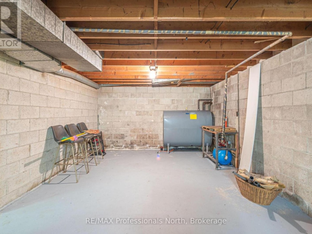2499 KENNISIS LAKE ROAD, 
