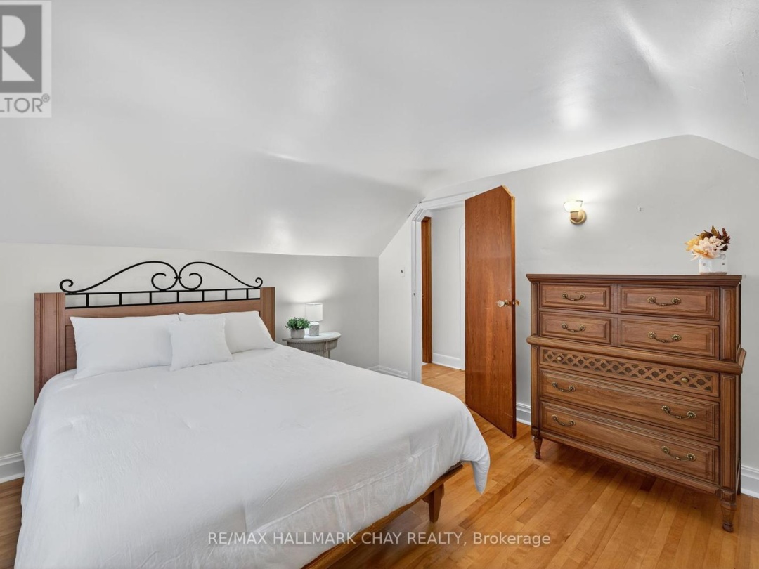 18 NORTH STREET E, 