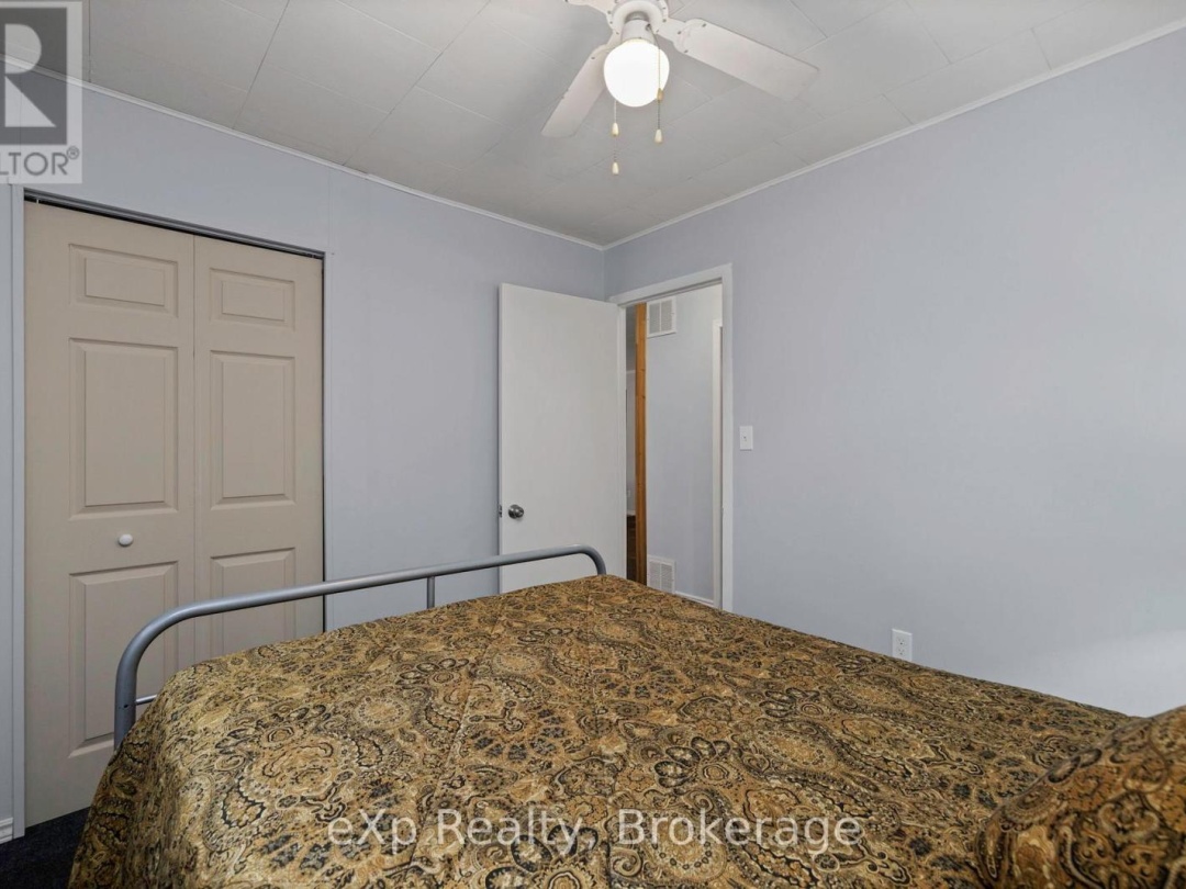 36 Roberts Lake Road E, Roberts Lake