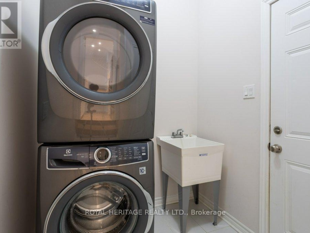 28 - 17 LAKEWOOD CRESCENT, 