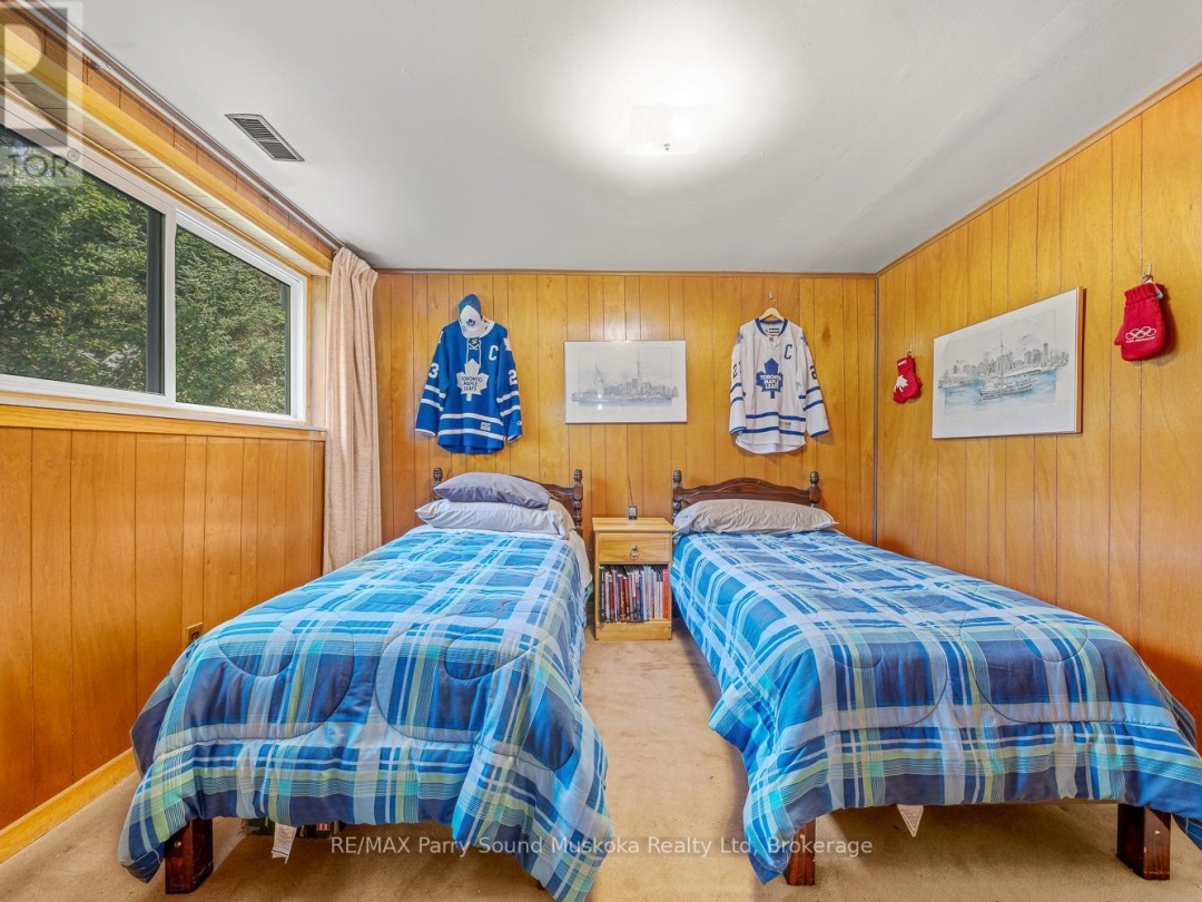 86 LAKESIDE CRESCENT, 