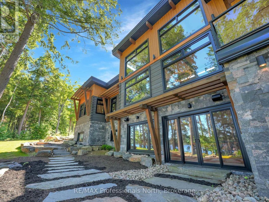 1046 LONE WOLF CRESCENT, 