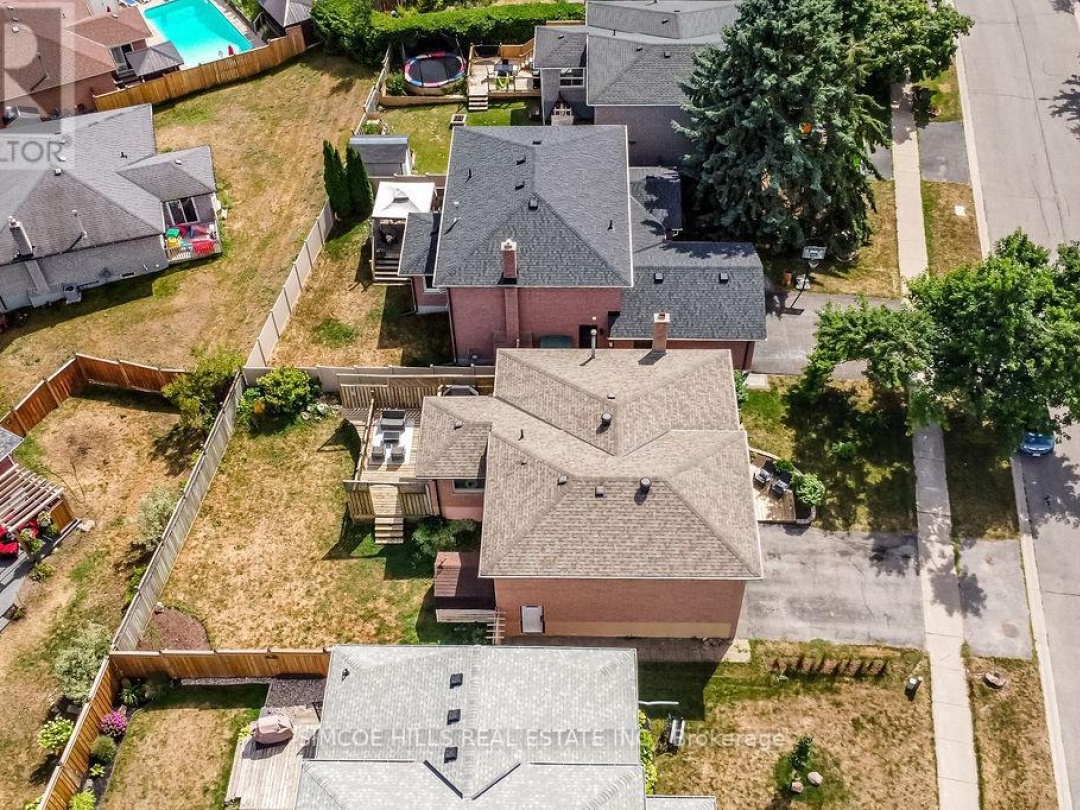 40 LAURENTIAN LANE, 