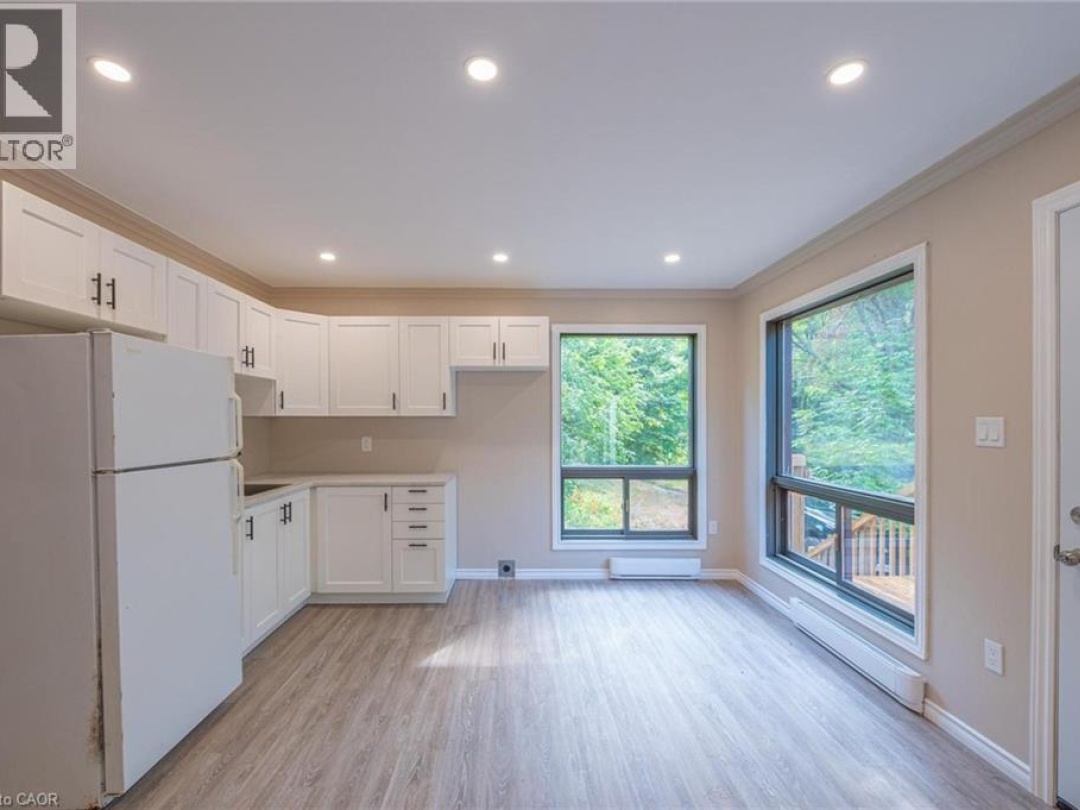 1044 ENGLISH Circle, 