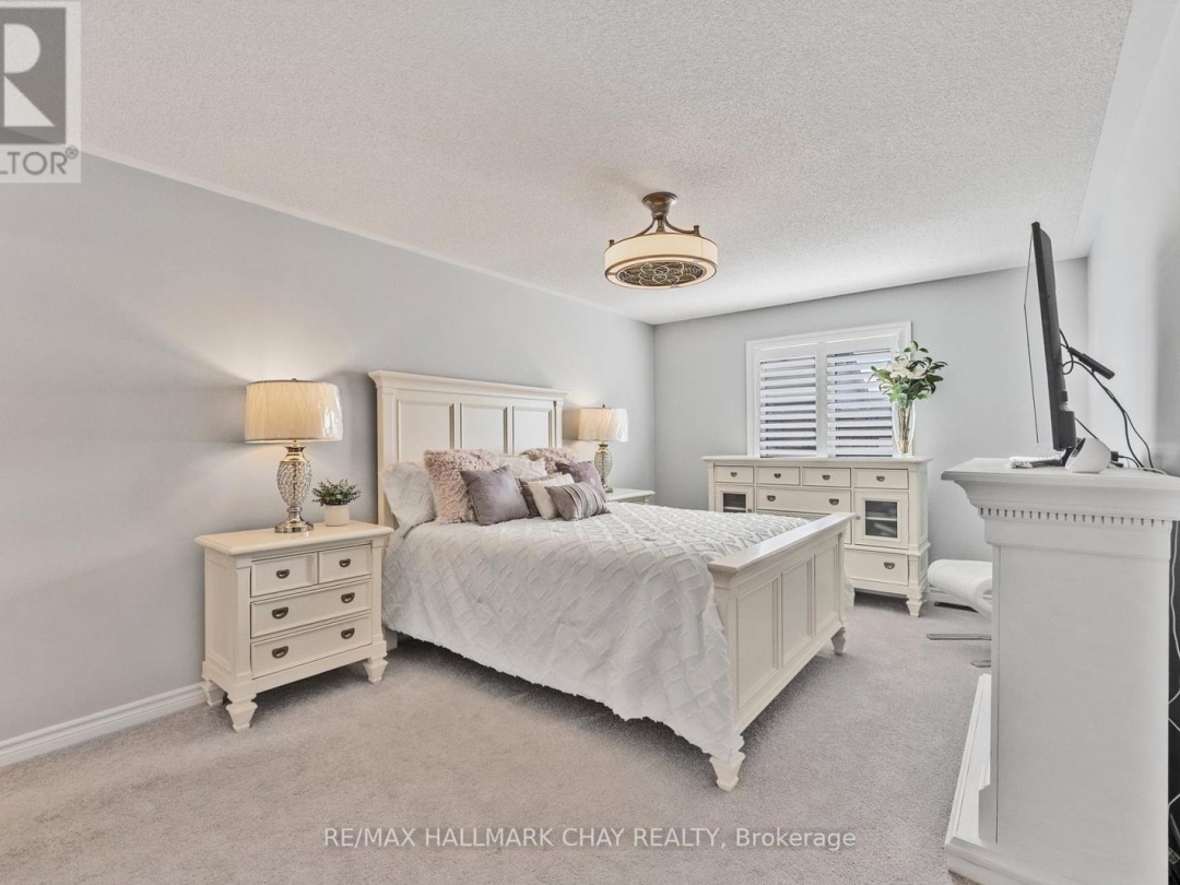 17 SOPHIE LANE S, 