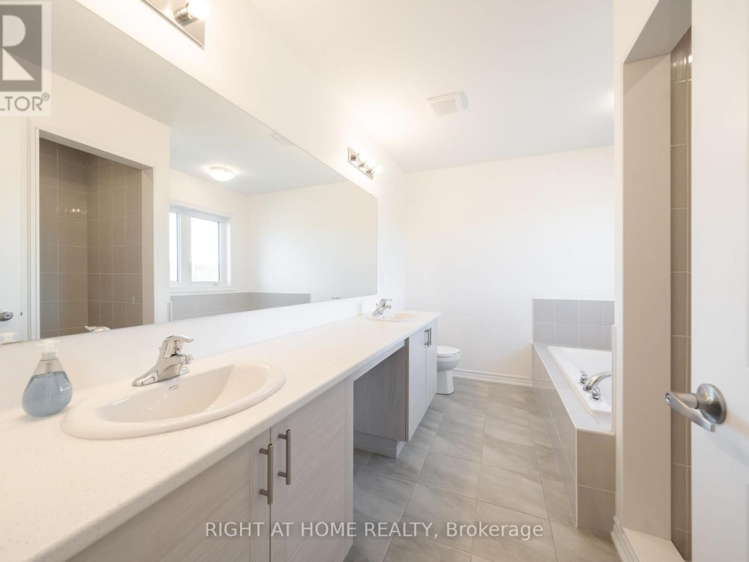 32 HILLCROFT WAY, 