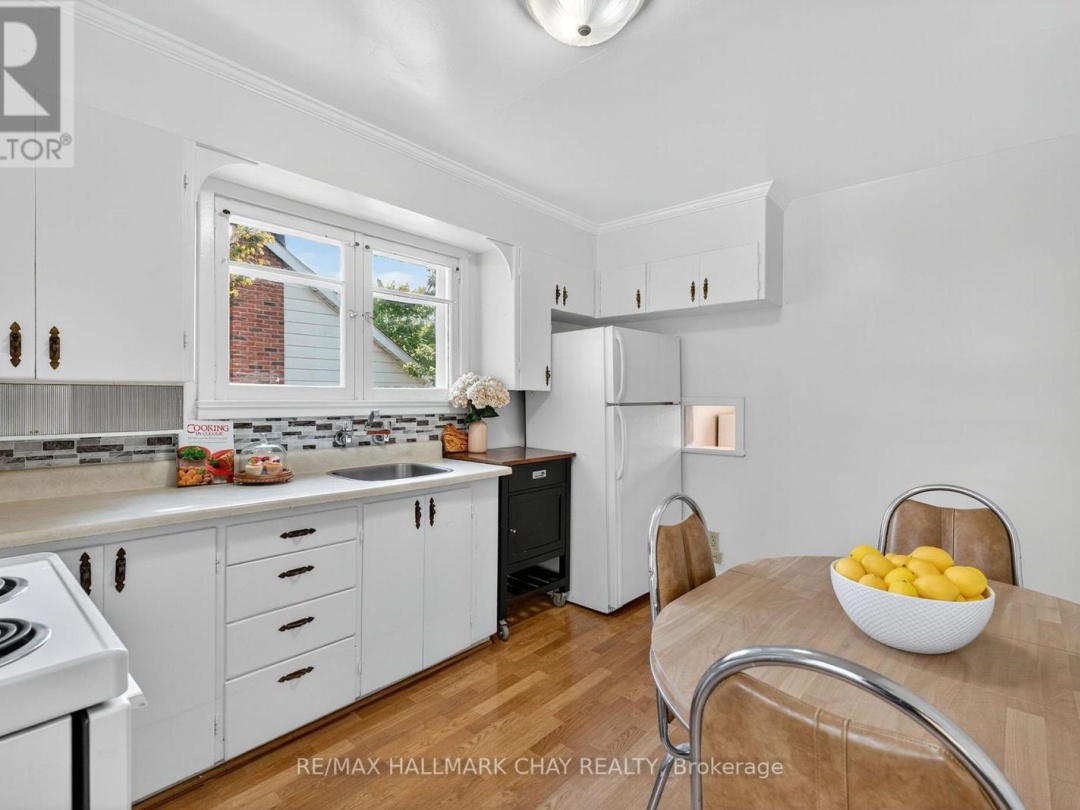 18 NORTH STREET E, 