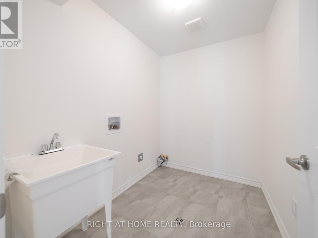 32 HILLCROFT WAY, 