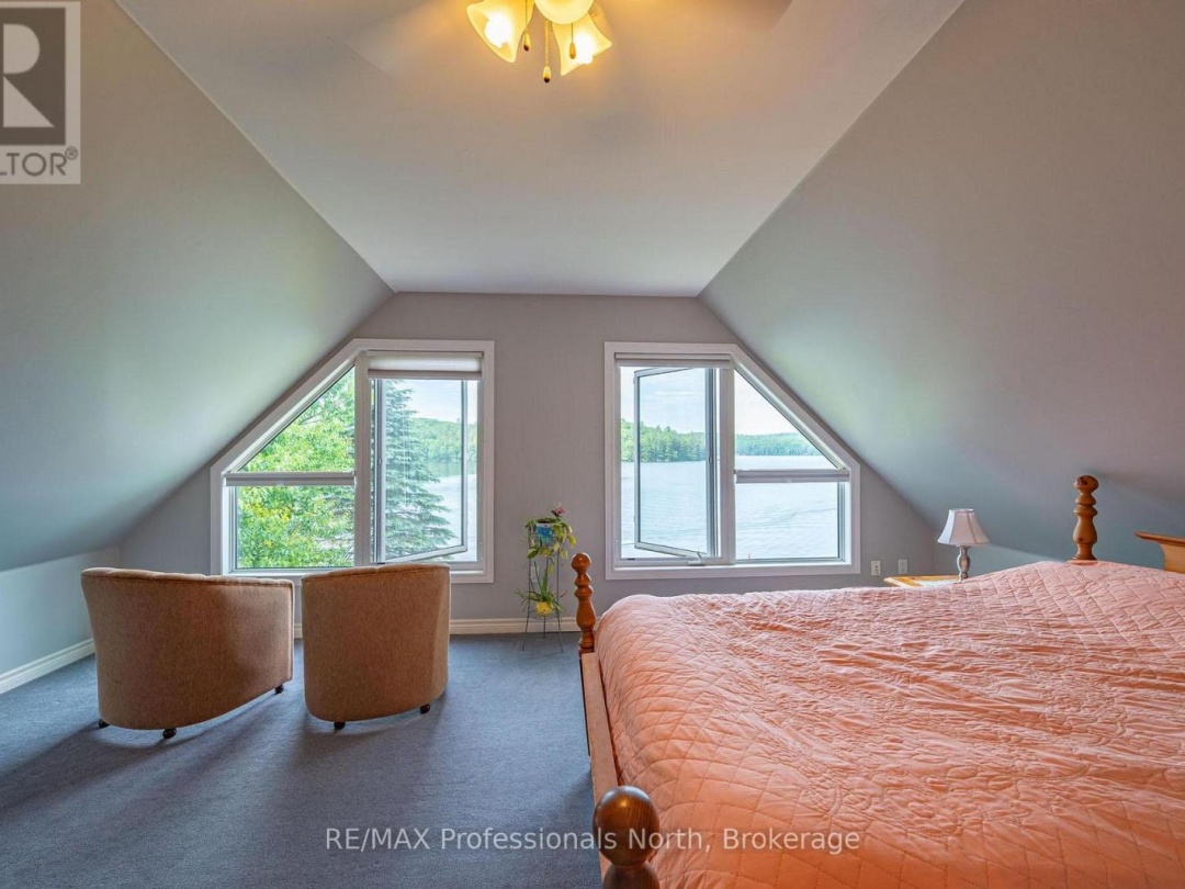 1075 COMAK CRESCENT, 