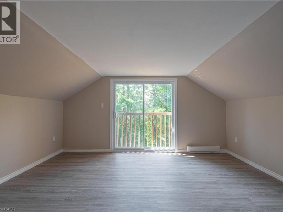 1044 ENGLISH Circle, 