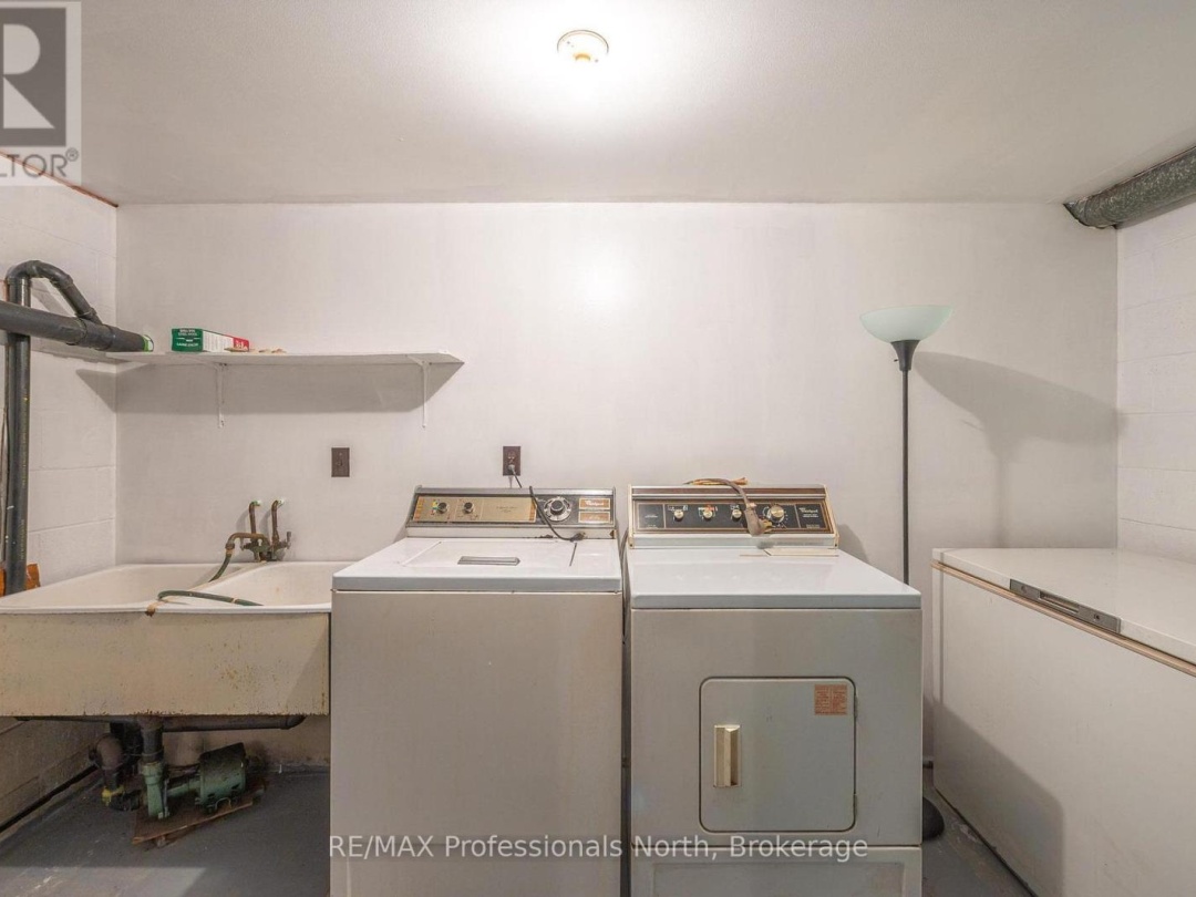 2499 KENNISIS LAKE ROAD, 