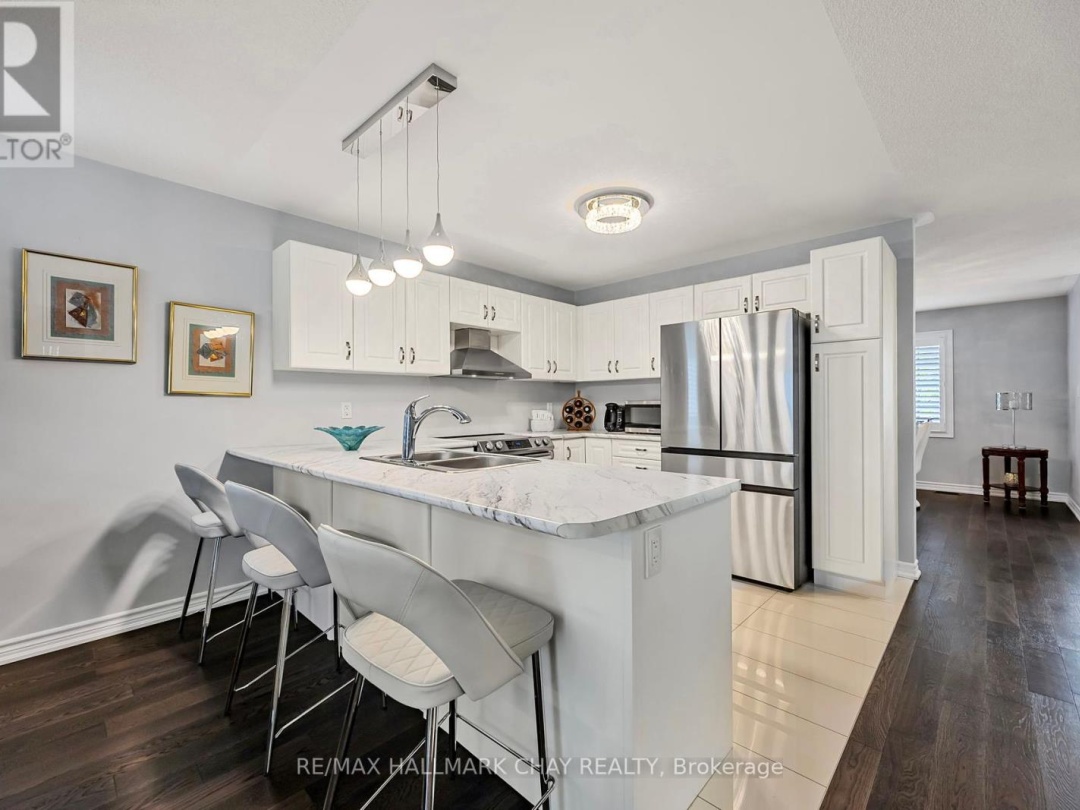 17 SOPHIE LANE S, 