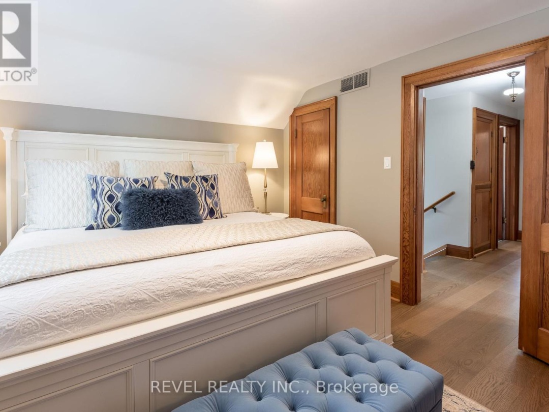 14 BOND STREET W, 