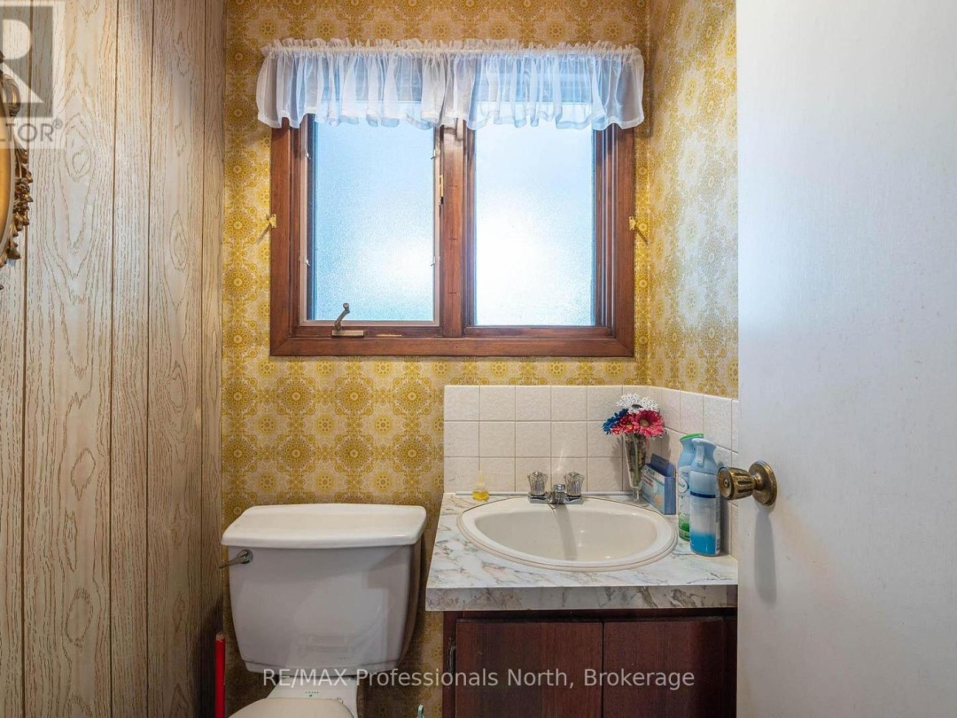 2499 KENNISIS LAKE ROAD, 