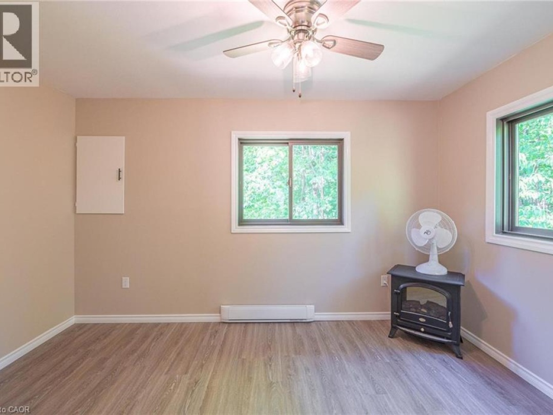 1044 ENGLISH Circle, 