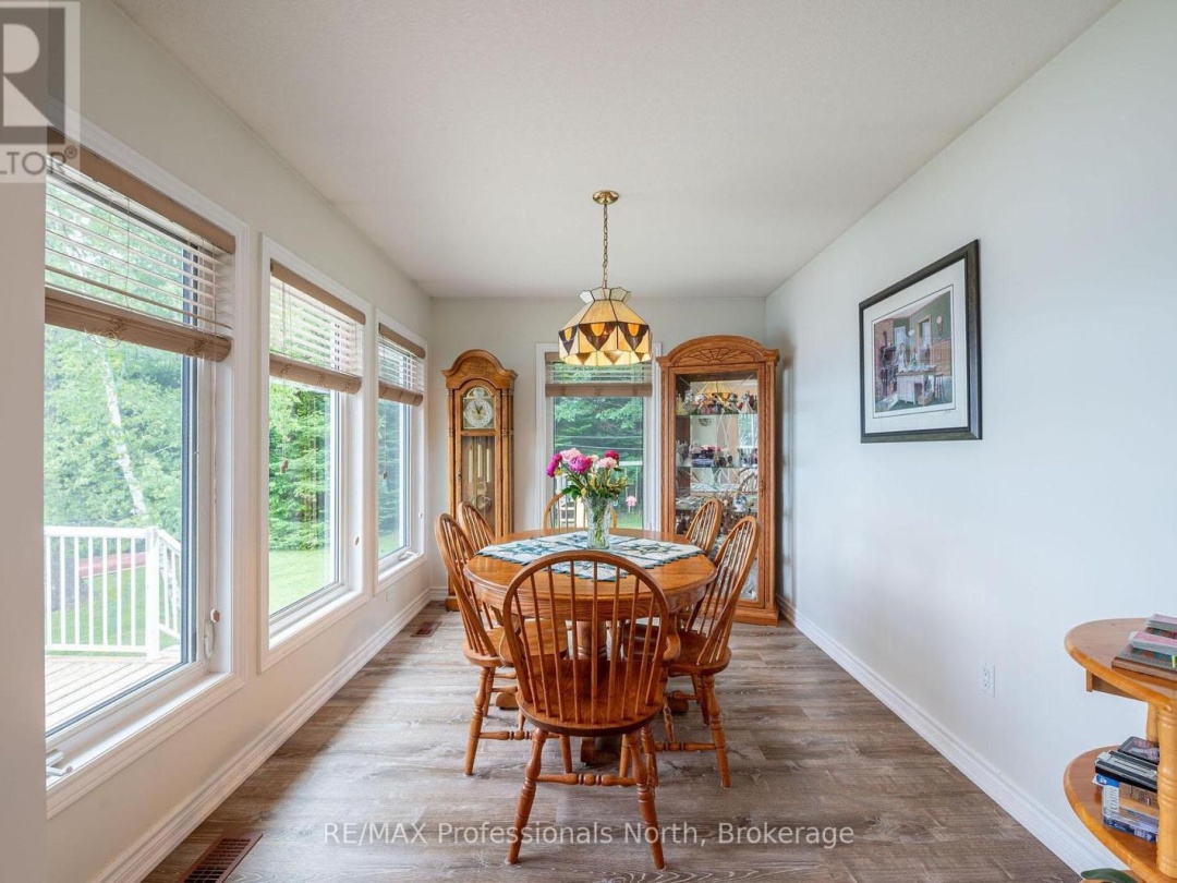 1075 COMAK CRESCENT, 