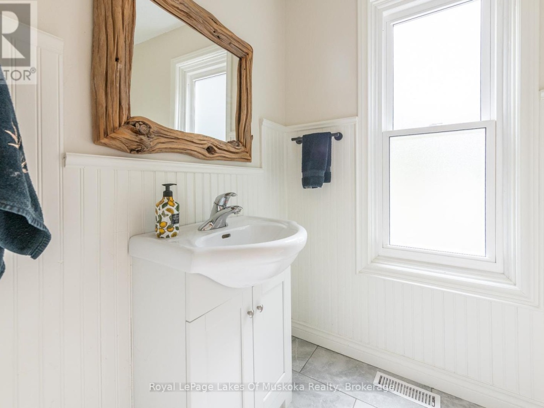 1588 SKYLINE DRIVE, Peninsula Lake