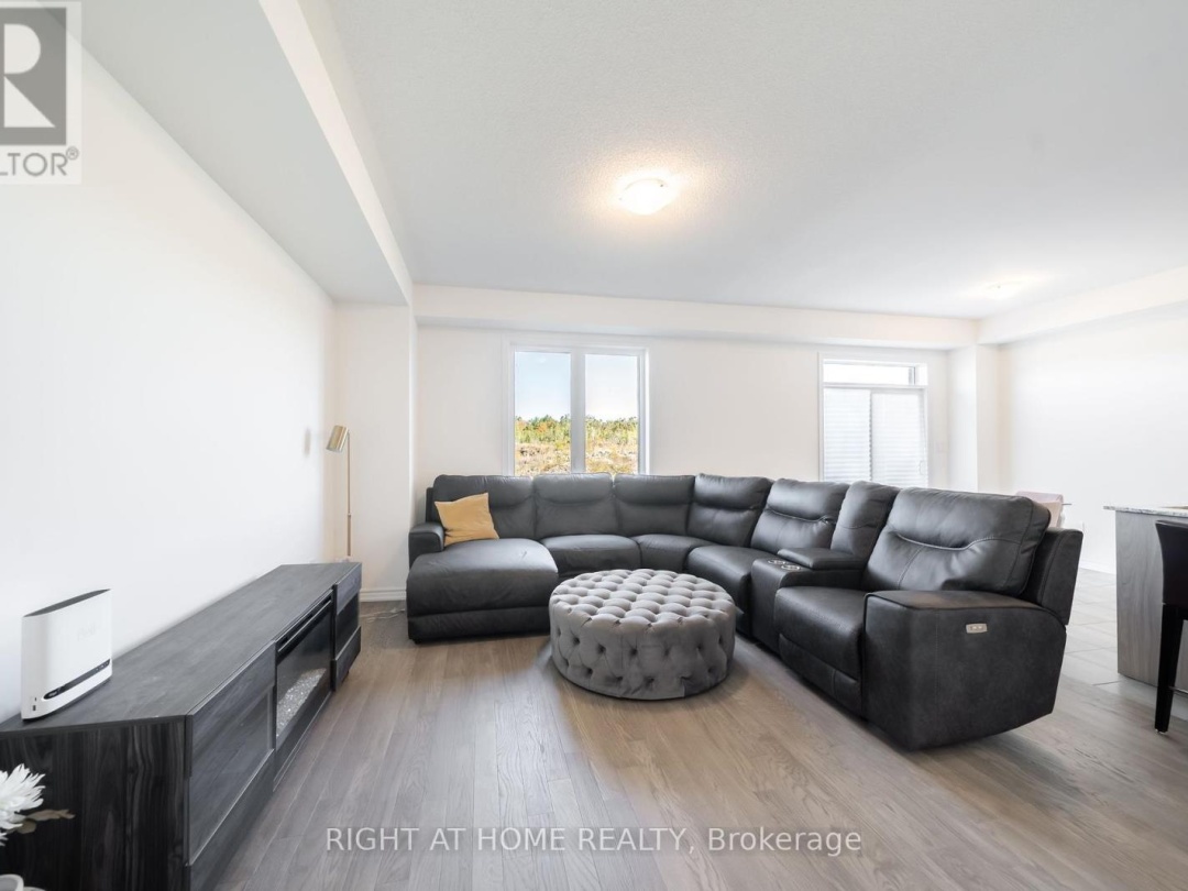 32 HILLCROFT WAY, 