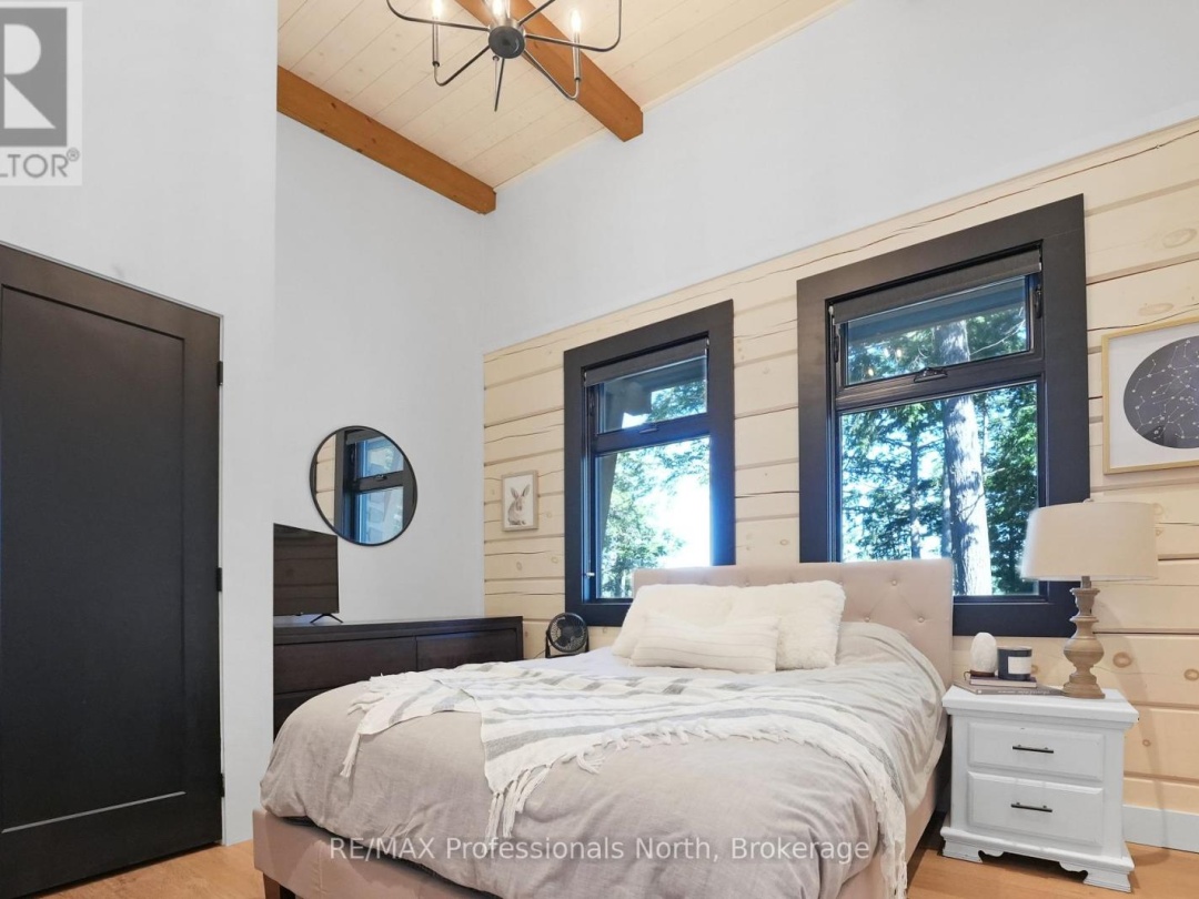 1046 LONE WOLF CRESCENT, 