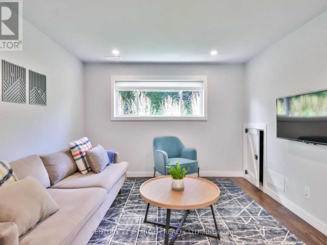 212 BORLAND STREET E, 