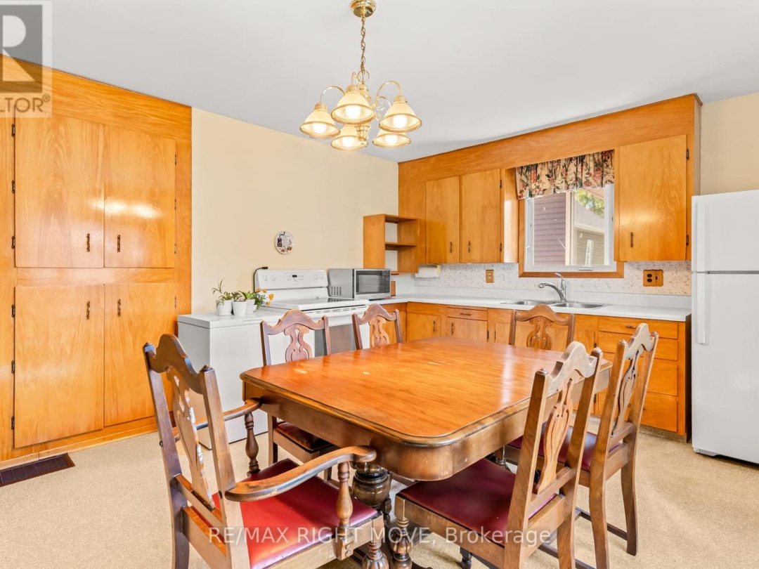 504 SIMCOE STREET, 