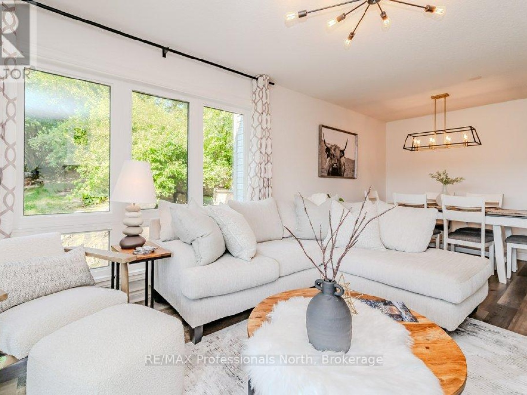 105 - 33 DEERHURST GREENS, Peninsula Lake