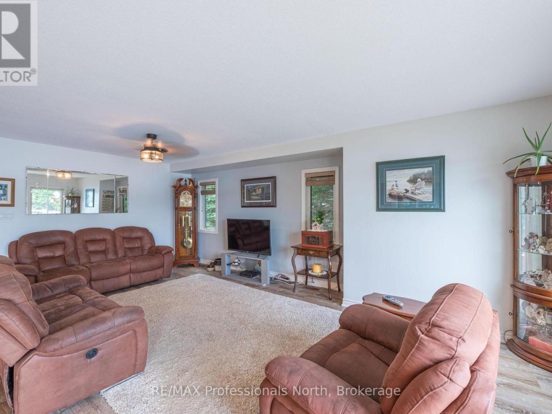 1075 COMAK CRESCENT, 