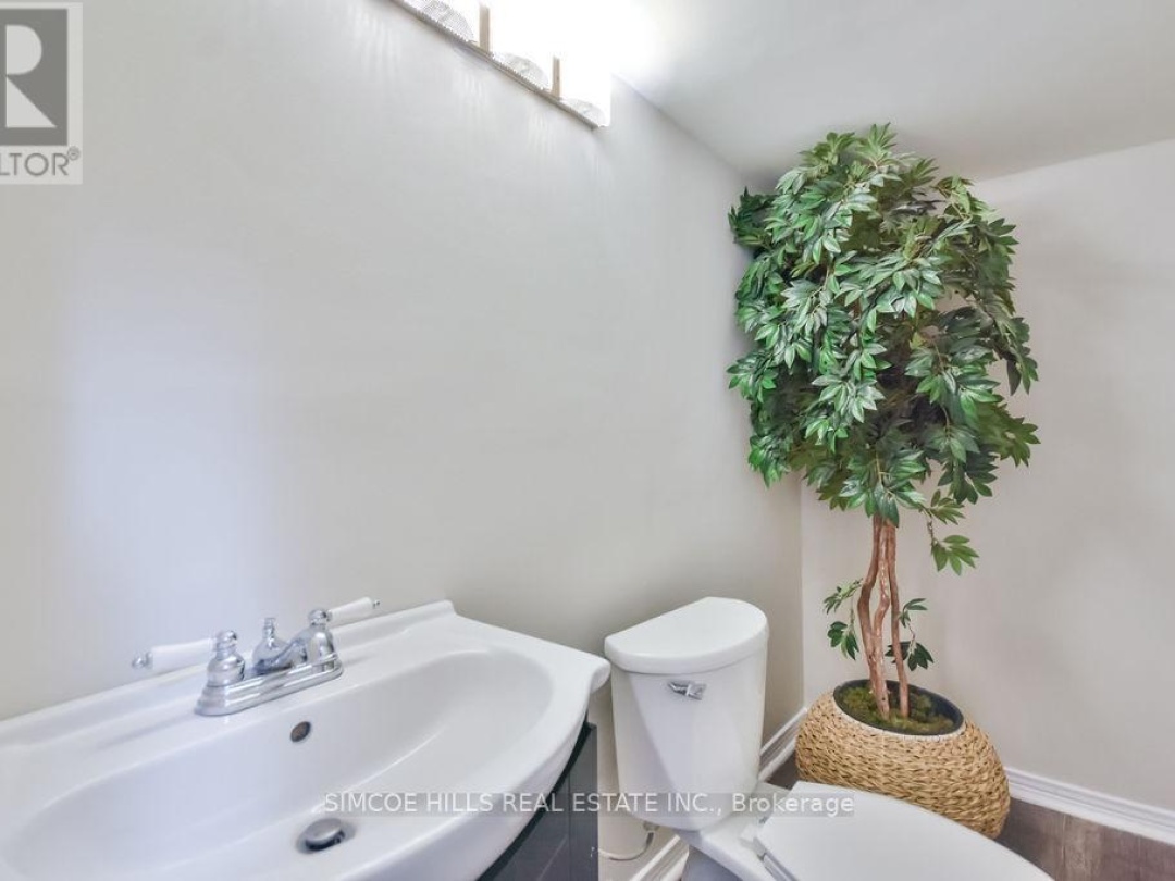 40 LAURENTIAN LANE, 