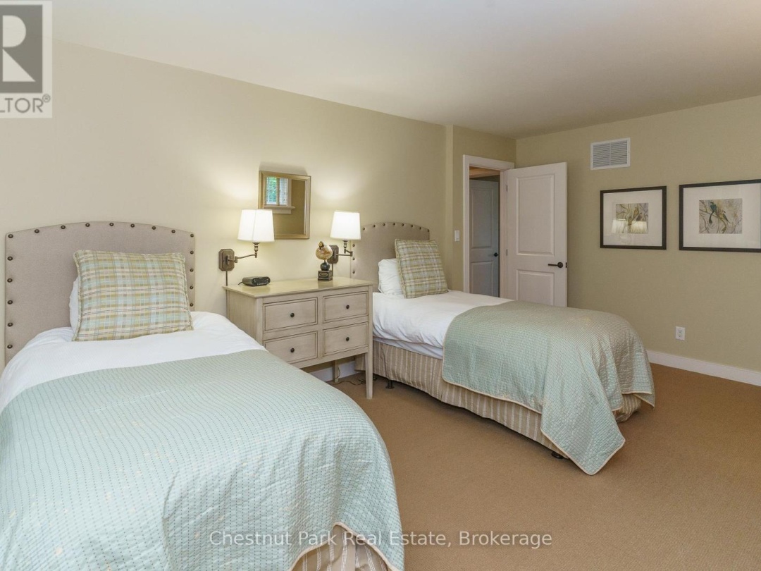 501 GLEN ABBEY WAY E, 