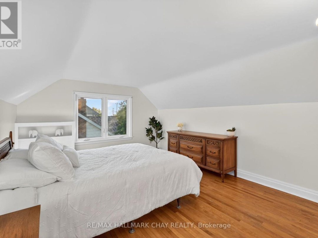 18 NORTH STREET E, 