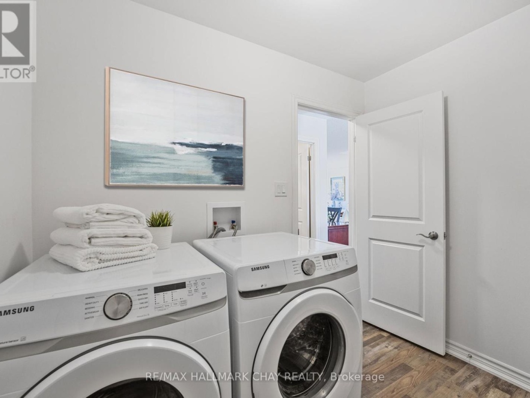 17 SOPHIE LANE S, 