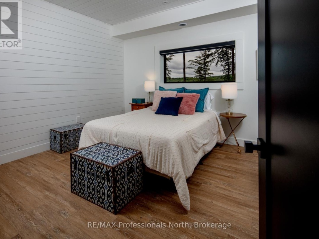 1046 LONE WOLF CRESCENT, 
