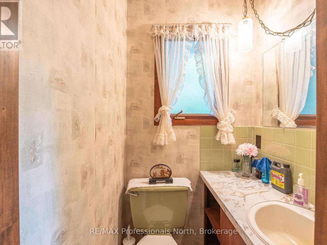 2499 KENNISIS LAKE ROAD, 
