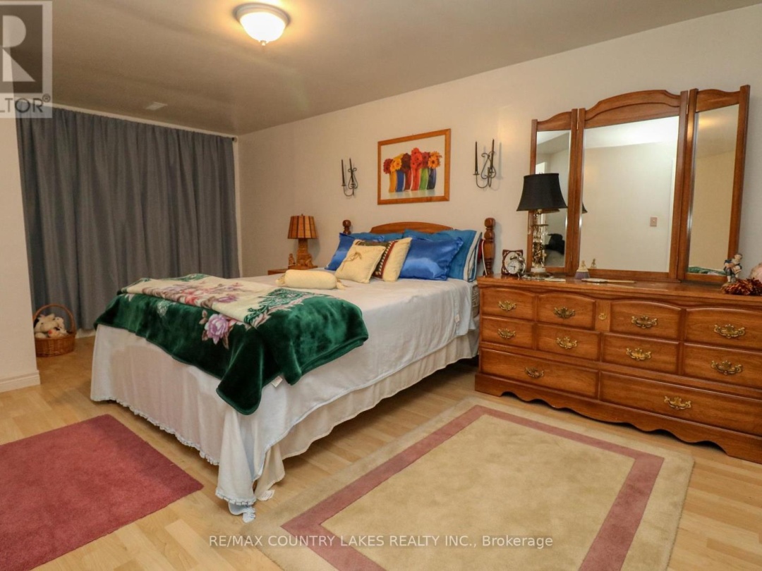 588 MAIN STREET E, 