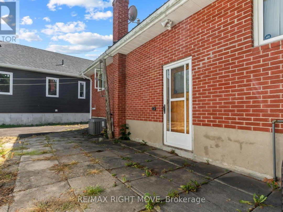 504 SIMCOE STREET, 