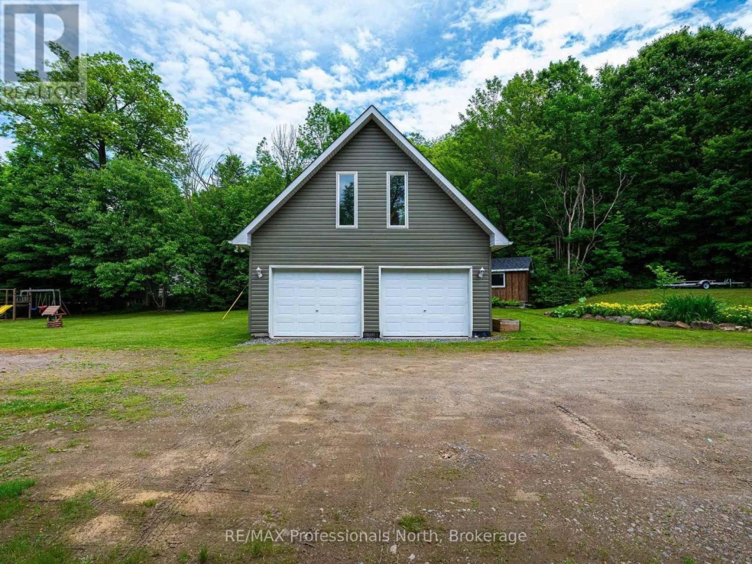 1075 COMAK CRESCENT, 