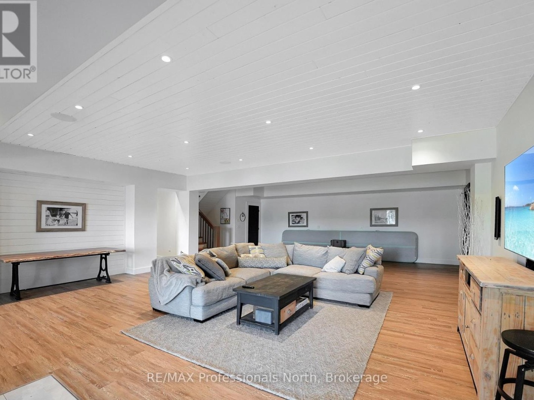1046 LONE WOLF CRESCENT, 