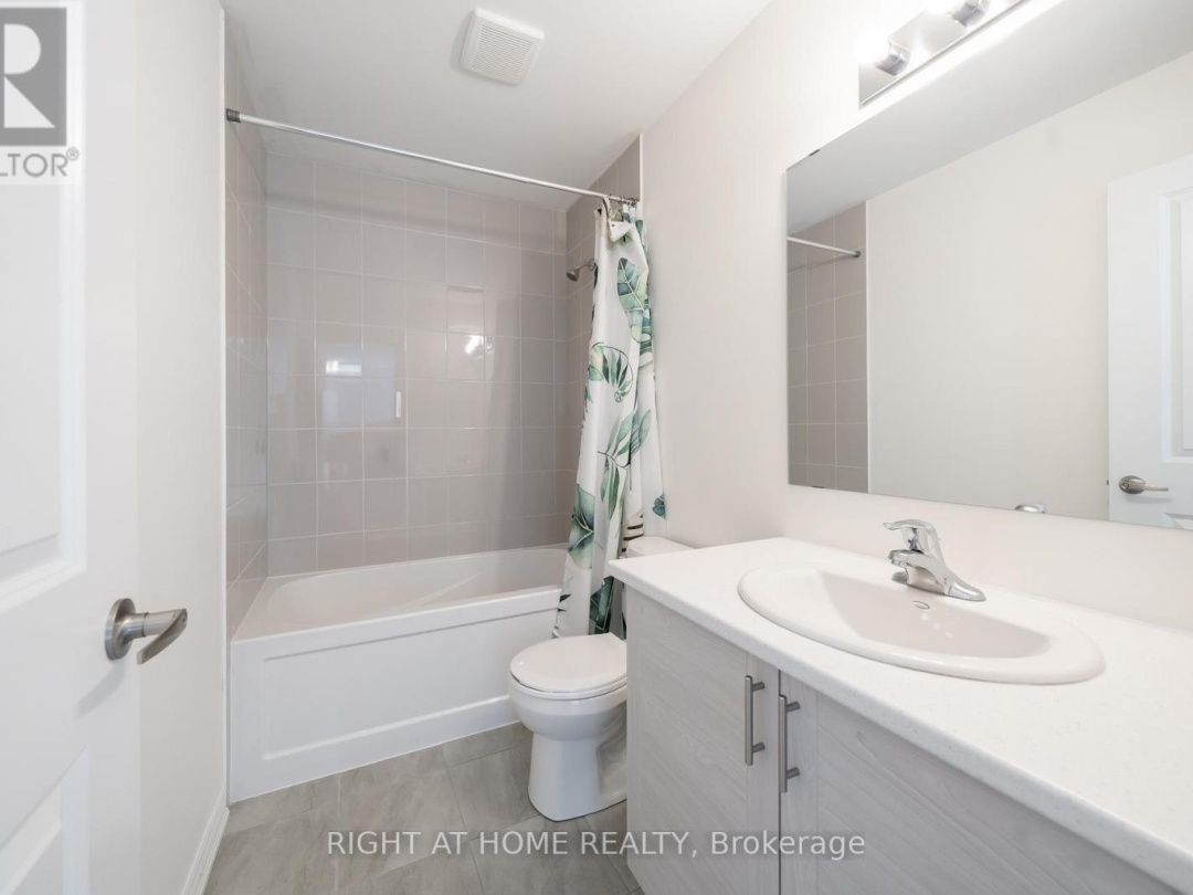 32 HILLCROFT WAY, 