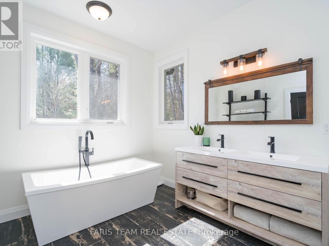 151 Mount Saint Louis Road E, Coldwater Lake