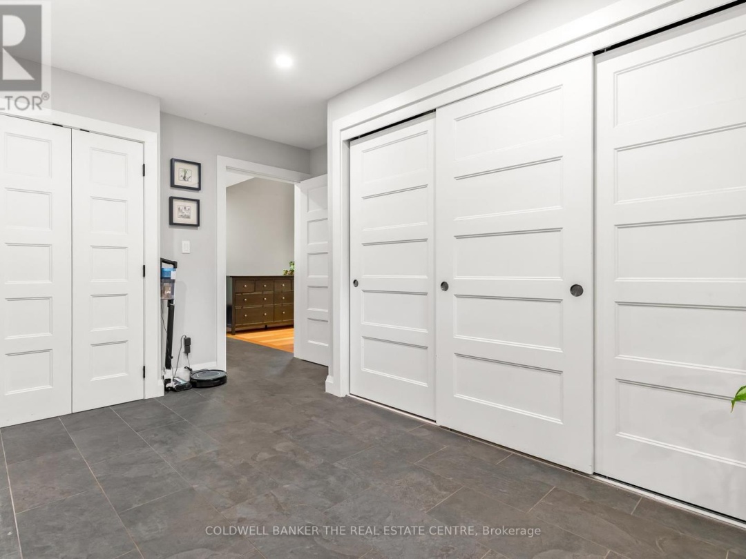 2656 WESTSHORE CRESCENT, 