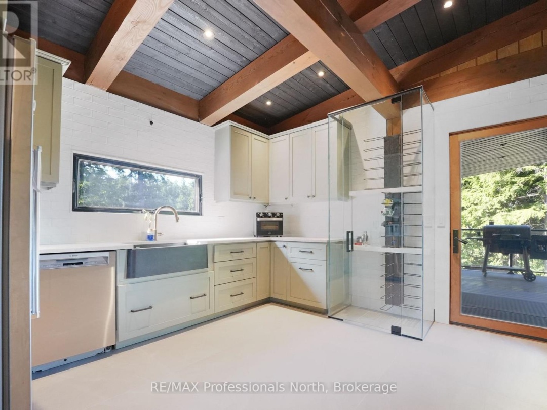 1046 LONE WOLF CRESCENT, 