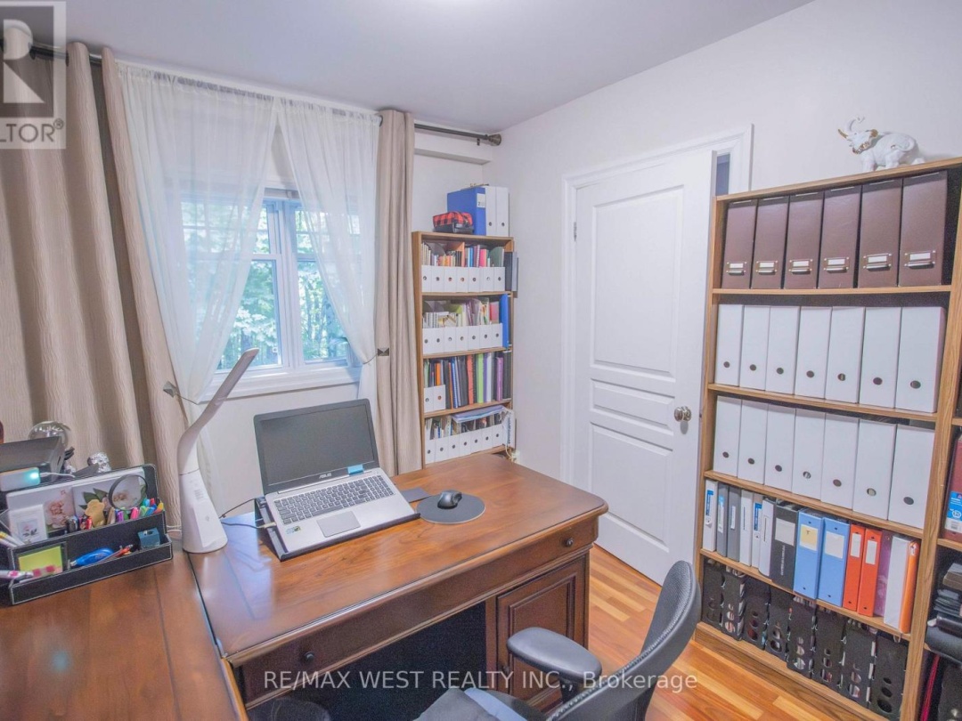 1158 LORNE LANE, 