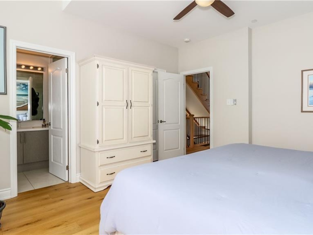 100 MARINA VILLAGE Drive, 
