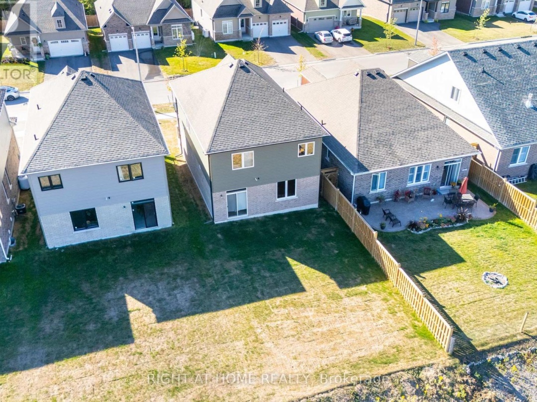 32 HILLCROFT WAY, 