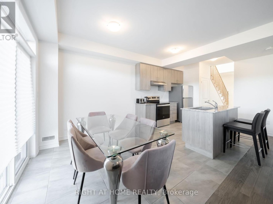32 HILLCROFT WAY, 