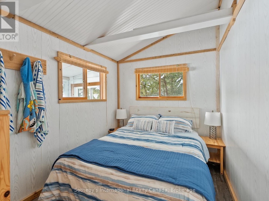 1075 Elmhurst Lane, Kennisis Lake