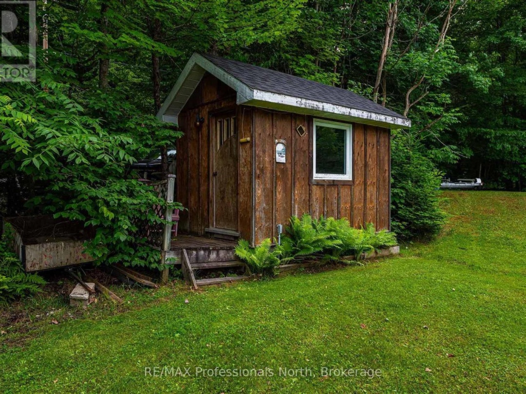 1075 COMAK CRESCENT, 
