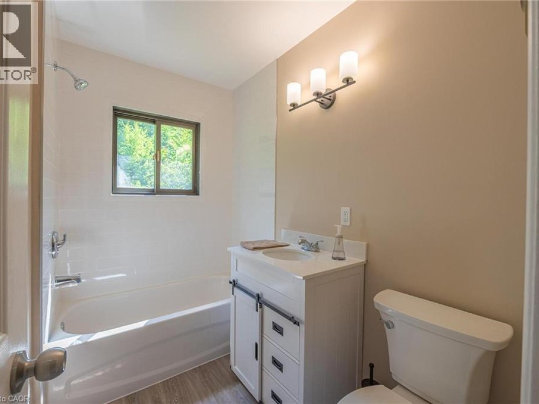 1044 ENGLISH Circle, 