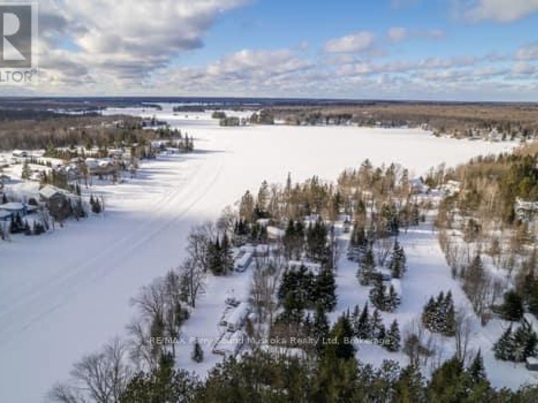 587 Centre Road, Manitouwabing Lake