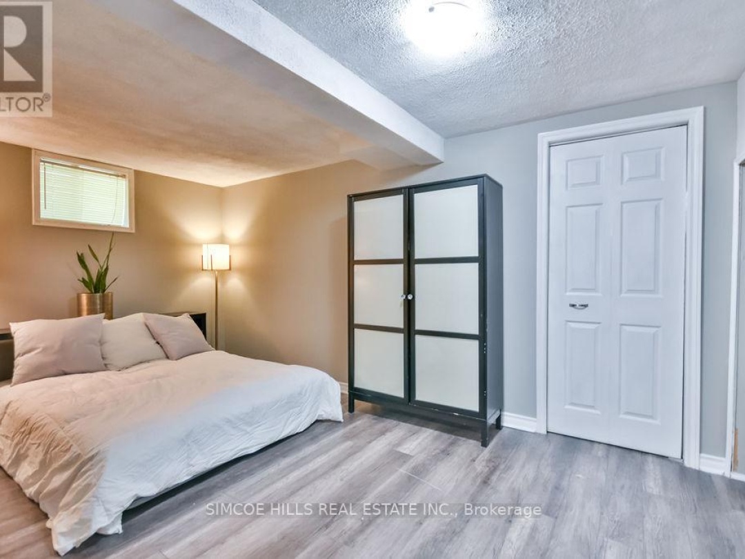 40 LAURENTIAN LANE, 